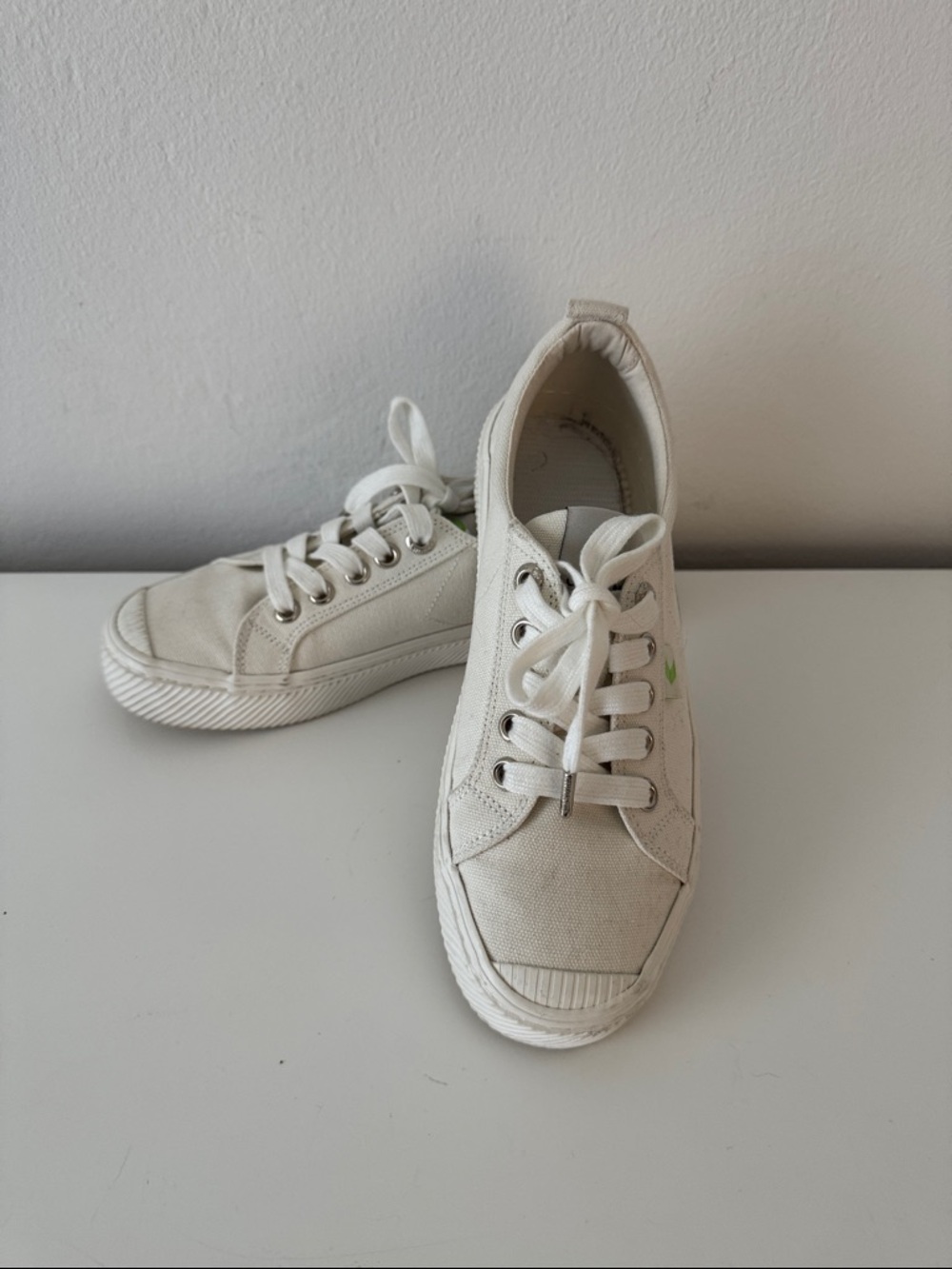 Cariuma Size 5 White Sneakers